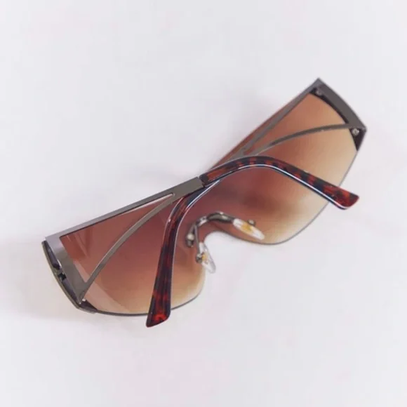 1192 NWT PrettyLittleThing Curved Visor Sunglasses - Brown/Black - Picture 6 of 9